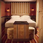 Hotel Du Bourg Tibourg 4*
