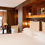 Hotel Du Bourg Tibourg